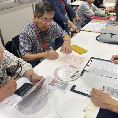 神奈川県原爆被災者の会の会長様に賛同署名にサインをいただいています