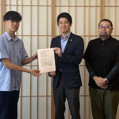 左：増田君、中央：簑原市長、右：小林