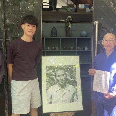 中央の写真が「山本達雄」さんです。
