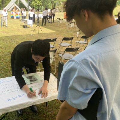 参加者に横断幕へ平和メッセージの書き込みを呼びかけました。
簑原八女市長にも協力していただきました。