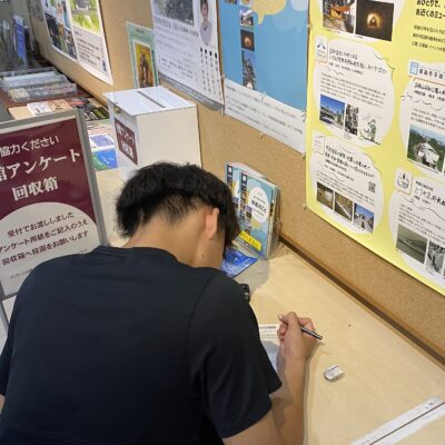 資料館で平和メッセージの依頼に挑戦！
平和への想いを書き込みます。